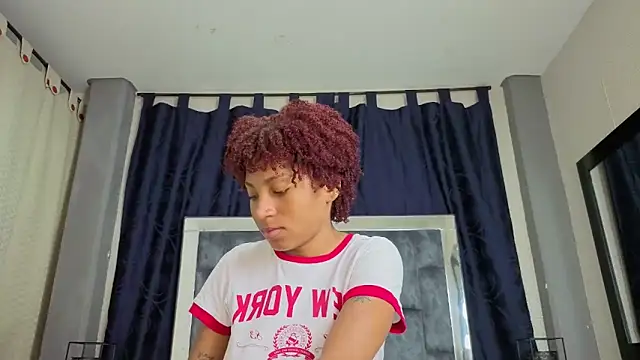 Snapshot of Effie_cooper chatting on 11/08/25, 01:11 Effie cooper online show from 11/08/25, 01:11