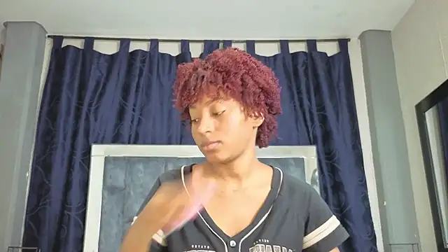 Snapshot of Effie_cooper chatting on 11/14/25, 08:07 Effie cooper online show from 11/14/25, 08:07