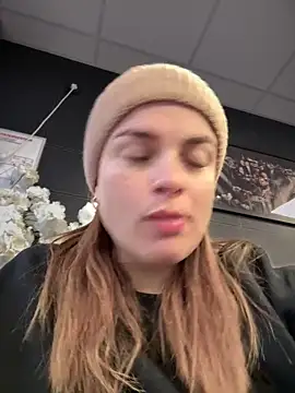 Snapshot of gynna_kimera chatting on 12/23/25, 10:02 gynna kimera online show from 12/23/25, 10:02