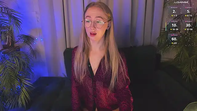 Snapshot of VictoriaLights chatting on 12/17/25, 05:57 VictoriaLights online show from 12/17/25, 05:57