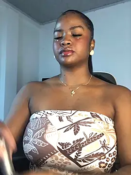 Snapshot of ValerieBlakee chatting on 05/17/26, 12:01 ValerieBlakee online show from 05/17/26, 12:01