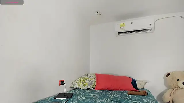 Snapshot of flor_herrera01 chatting on 02/19/26, 04:19 flor herrera01 online show from 02/19/26, 04:19