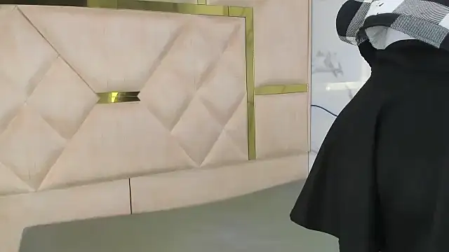 Kendall 6669 online show from 10/28/25, 01:03