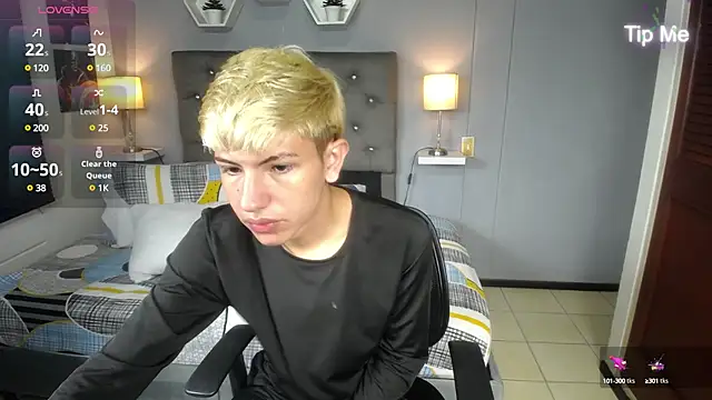 Snapshot of matteo_foxx chatting on 03/15/25, 01:18 matteo foxx online show from 03/15/25, 01:18