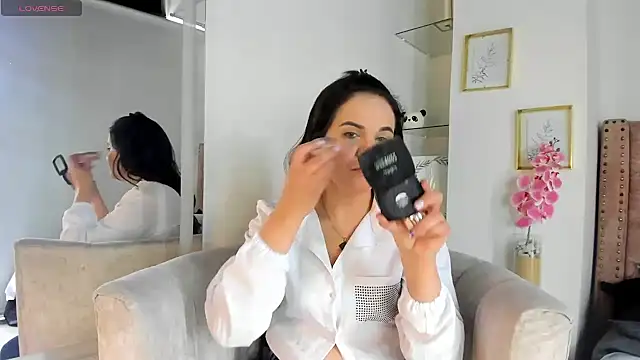 Snapshot of laura_hotties chatting on 06/19/26, 05:50 laura hotties online show from 06/19/26, 05:50