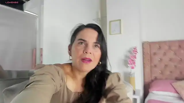 Snapshot of laura_hotties chatting on 07/15/26, 07:30 laura hotties online show from 07/15/26, 07:30
