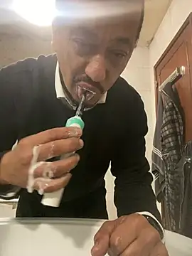 Snapshot of rogerdik76 chatting on 01/14/26, 06:30 rogerdik76 online show from 01/14/26, 06:30