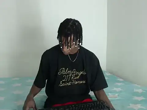 Snapshot of thomas_love11 chatting on 03/13/25, 05:00 thomas love11 online show from 03/13/25, 05:00