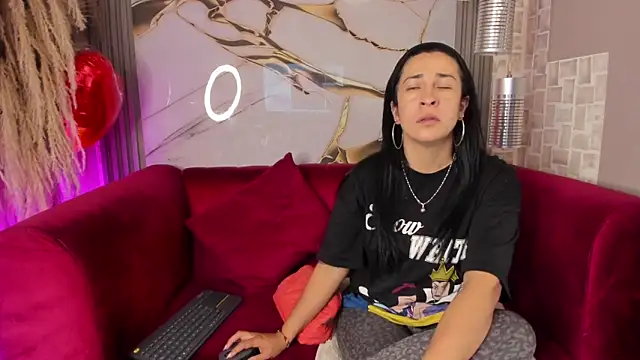 Snapshot of Bella_williamss_ chatting on 11/18/25, 07:51 Bella williamss online show from 11/18/25, 07:51