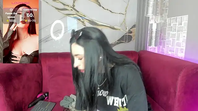 Snapshot of Bella_williamss_ chatting on 12/04/25, 07:44 Bella williamss online show from 12/04/25, 07:44