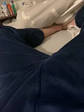 Snapshot of zou_9997 chatting on 09/15/25, 12:43 zou 9997 online show from 09/15/25, 12:43