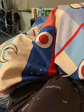 Snapshot of zou_9997 chatting on 12/21/25, 02:08 zou 9997 online show from 12/21/25, 02:08