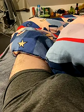 Snapshot of zou_9997 chatting on 12/23/25, 02:31 zou 9997 online show from 12/23/25, 02:31