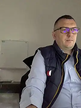 Snapshot of Mike8523 chatting on 04/03/26, 04:32 Mike8523 online show from 04/03/26, 04:32