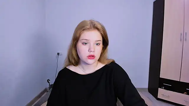 LaseyMoon online show from 11/24/25, 01:49