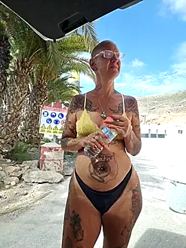 Snapshot of Emma_Milf25 chatting on 05/03/26, 03:40 Emma Milf25 online show from 05/03/26, 03:40