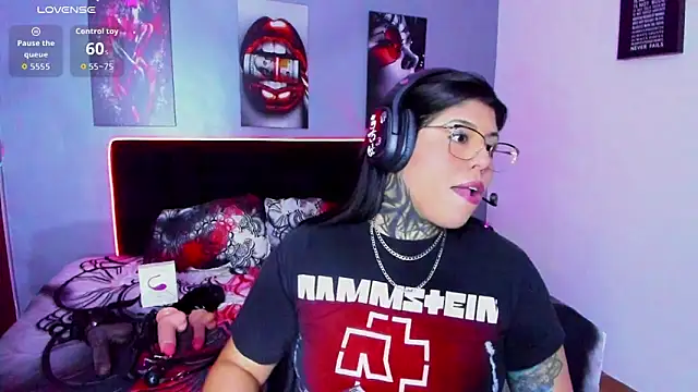 Snapshot of Veronika_metal chatting on 04/12/26, 09:09 Veronika metal online show from 04/12/26, 09:09