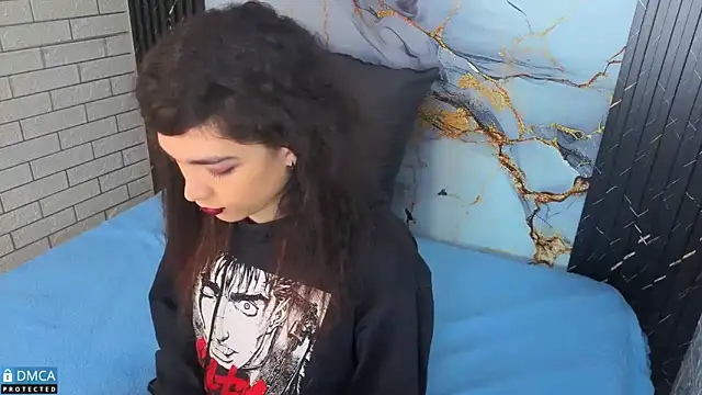 Snapshot of MaeveKuro chatting on 12/20/25, 03:24 MaeveKuro online show from 12/20/25, 03:24