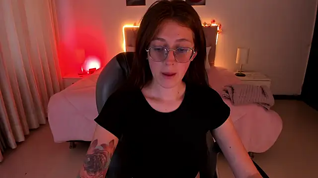 Snapshot of Emily_Warren_ chatting on 11/10/25, 07:46 Emily Warren online show from 11/10/25, 07:46