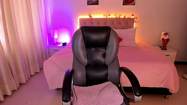 Snapshot of Emily_Warren_ chatting on 11/24/25, 07:46 Emily Warren online show from 11/24/25, 07:46