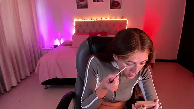 Snapshot of Emily_Warren_ chatting on 12/19/25, 07:43 Emily Warren online show from 12/19/25, 07:43