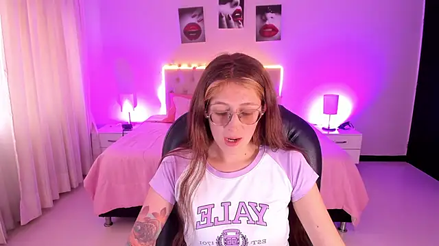 Snapshot of Emily_Warren_ chatting on 01/15/26, 07:28 Emily Warren online show from 01/15/26, 07:28