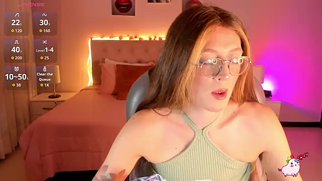 Snapshot of Emily_Warren_ chatting on 03/06/26, 08:16 Emily Warren online show from 03/06/26, 08:16