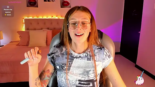 Snapshot of Emily_Warren_ chatting on 03/13/26, 08:26 Emily Warren online show from 03/13/26, 08:26