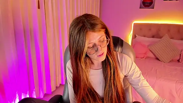 Snapshot of Emily_Warren_ chatting on 03/30/26, 08:21 Emily Warren online show from 03/30/26, 08:21