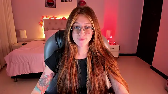 Snapshot of Emily_Warren_ chatting on 04/06/26, 09:05 Emily Warren online show from 04/06/26, 09:05