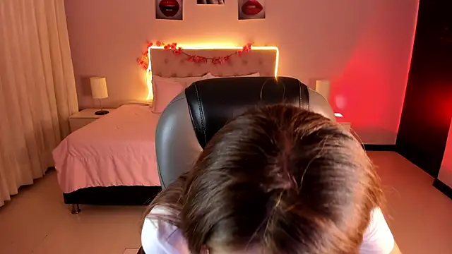 Snapshot of Emily_Warren_ chatting on 04/10/26, 09:19 Emily Warren online show from 04/10/26, 09:19