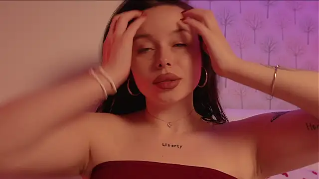 Snapshot of ElliSweetTease chatting on 10/17/25, 04:15 ElliSweetTease online show from 10/17/25, 04:15