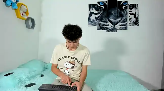 Snapshot of Maxxi_hot23 chatting on 03/08/25, 03:02 Maxxi hot23 online show from 03/08/25, 03:02