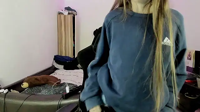 Snapshot of bekkawell chatting on 10/20/25, 02:06 bekkawell online show from 10/20/25, 02:06