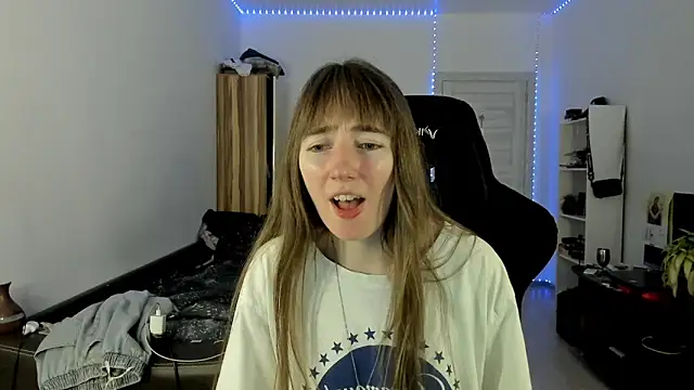 Snapshot of bekkawell chatting on 10/27/25, 06:23 bekkawell online show from 10/27/25, 06:23