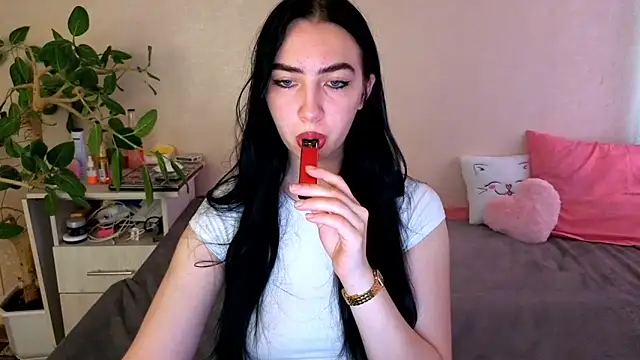 WildKittenX  online show from 06/12/26, 04:00