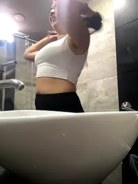 Mila LS online show from 10/04/25, 01:09