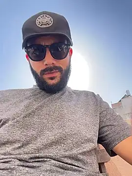 Snapshot of YJeromZCoxk chatting on 11/22/25, 10:25 YJeromZCoxk online show from 11/22/25, 10:25