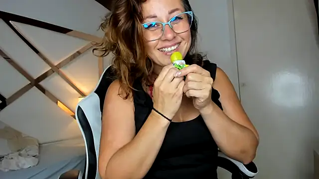 Snapshot of Allison_greey chatting on 12/15/25, 07:40 Allison greey online show from 12/15/25, 07:40