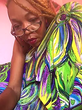 Snapshot of Ladyzee25 chatting on 11/10/25, 08:52 Ladyzee25 online show from 11/10/25, 08:52