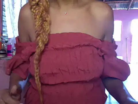 Snapshot of Ladyzee25 chatting on 12/16/25, 04:01 Ladyzee25 online show from 12/16/25, 04:01