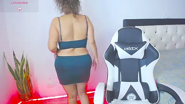 Snapshot of CarolinneFiotti chatting on 10/28/25, 11:58 CarolinneFiotti online show from 10/28/25, 11:58