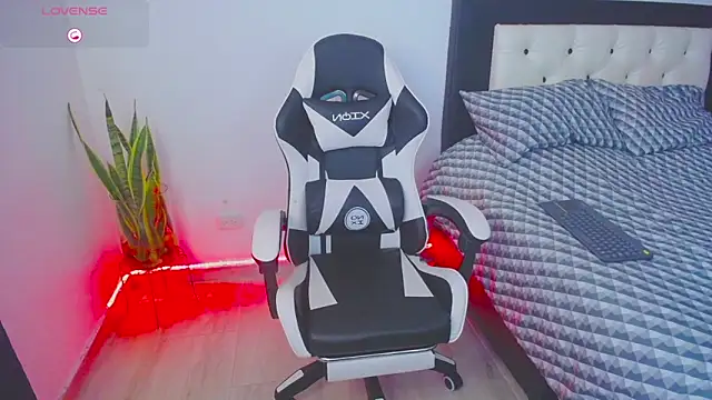 Snapshot of CarolinneFiotti chatting on 10/30/25, 03:02 CarolinneFiotti online show from 10/30/25, 03:02