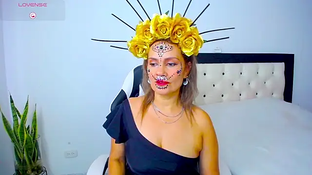 Snapshot of CarolinneFiotti chatting on 10/31/25, 04:41 CarolinneFiotti online show from 10/31/25, 04:41