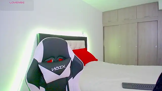 Snapshot of CarolinneFiotti chatting on 11/19/25, 02:50 CarolinneFiotti online show from 11/19/25, 02:50