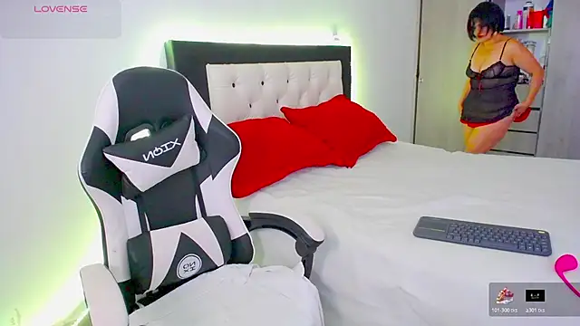 Snapshot of CarolinneFiotti chatting on 11/20/25, 01:22 CarolinneFiotti online show from 11/20/25, 01:22