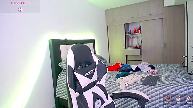 Snapshot of CarolinneFiotti chatting on 11/25/25, 02:28 CarolinneFiotti online show from 11/25/25, 02:28