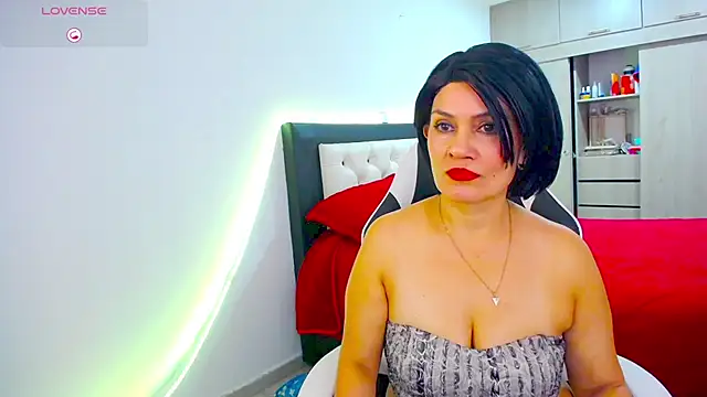 Snapshot of CarolinneFiotti chatting on 11/27/25, 02:52 CarolinneFiotti online show from 11/27/25, 02:52