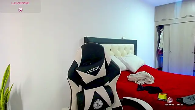 Snapshot of CarolinneFiotti chatting on 12/03/25, 01:42 CarolinneFiotti online show from 12/03/25, 01:42