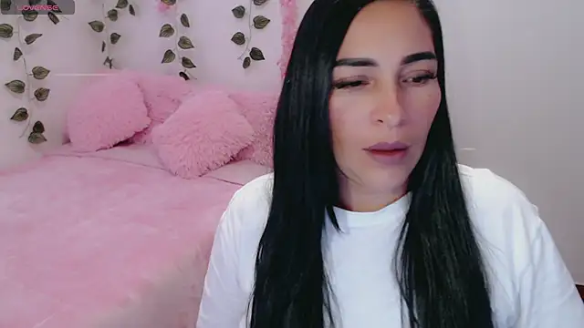 luna lgomez  online show from 03/01/25, 10:34